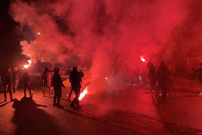 Supporters verwelkomen Cambuurspelers na winst