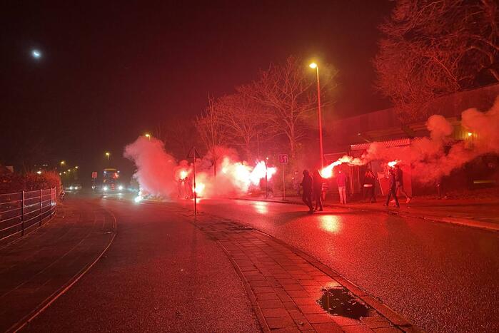 Supporters verwelkomen Cambuurspelers na winst