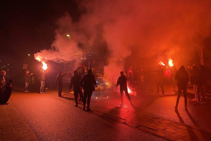Supporters verwelkomen Cambuurspelers na winst