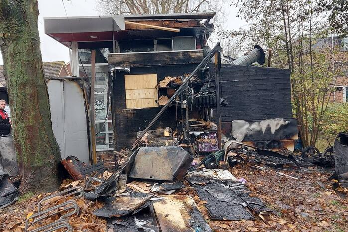 Brandweer verricht nabluswerkzaamheden bij afgebrande snackbar