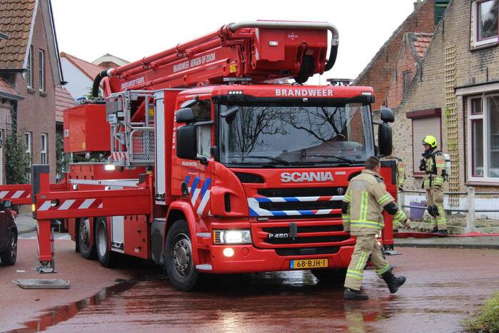 Brandweer blust schoorsteenbrand