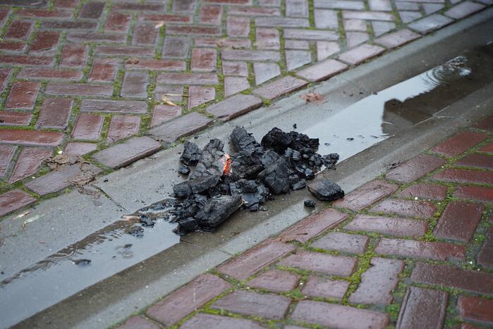 Brandweer blust schoorsteenbrand