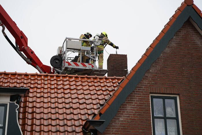 Brandweer blust schoorsteenbrand