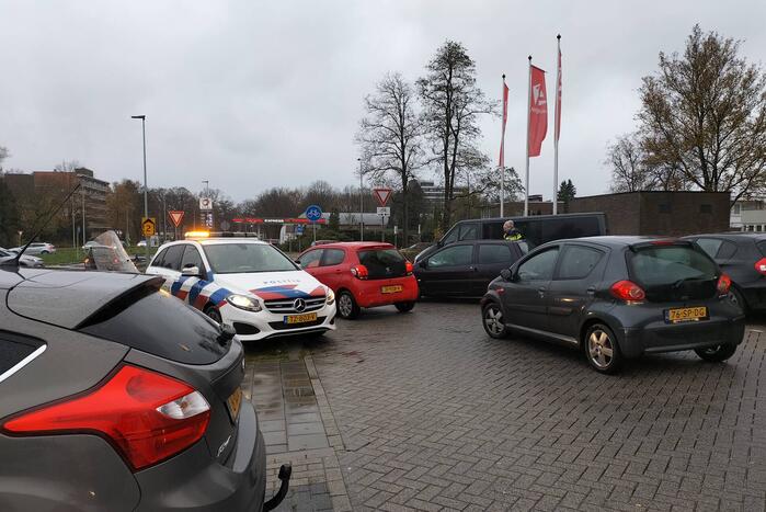 Scooterrijdster gewond bij aanrijding met auto