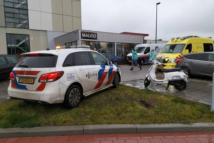 Scooterrijdster gewond bij aanrijding met auto