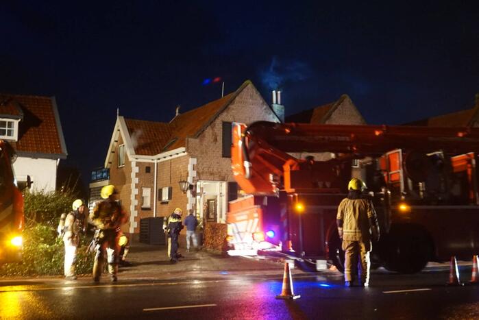 Brandweer dooft brand in schoorsteen van woning