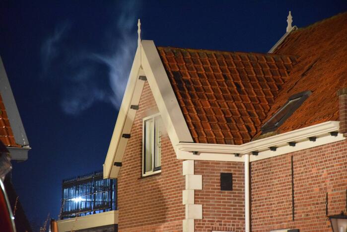 Brandweer dooft brand in schoorsteen van woning