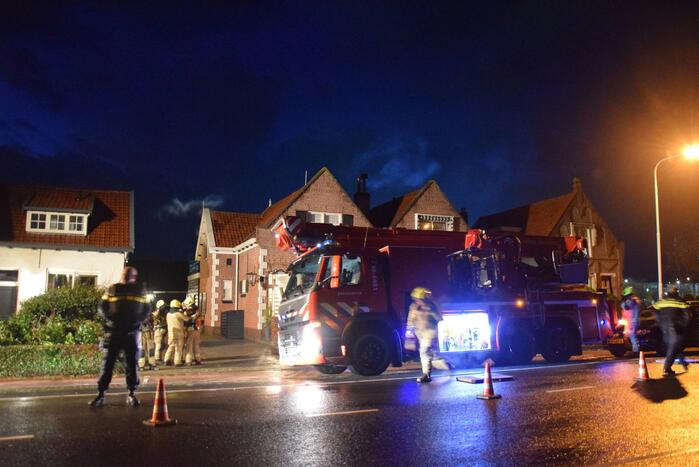 Brandweer dooft brand in schoorsteen van woning