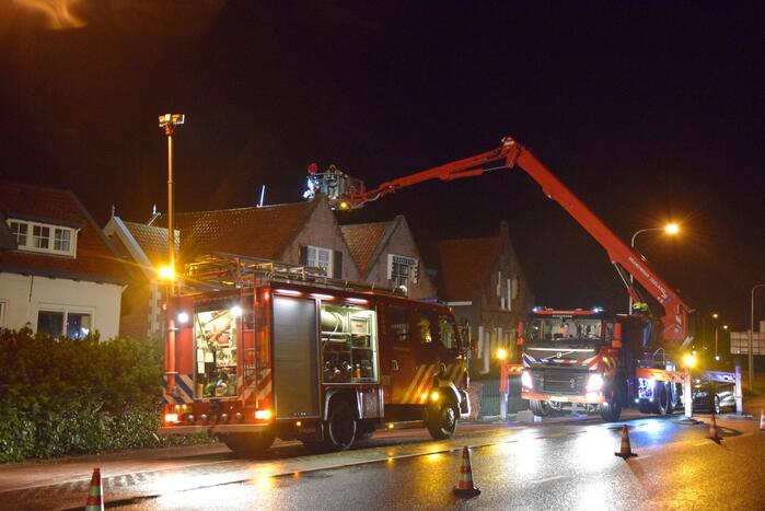 Brandweer dooft brand in schoorsteen van woning