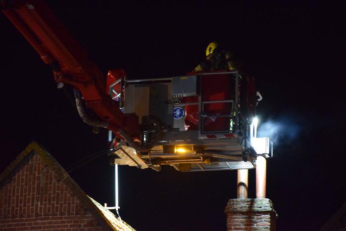 Brandweer dooft brand in schoorsteen van woning