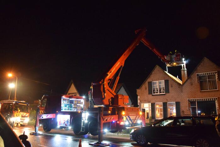 Brandweer dooft brand in schoorsteen van woning