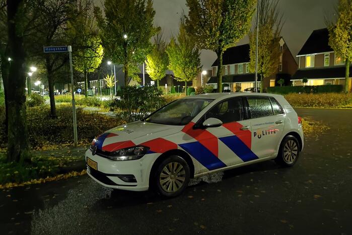 Automobilist rijdt rechtdoor rotonde over en vlucht