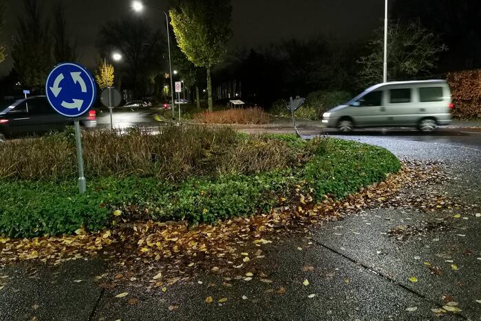 Automobilist rijdt rechtdoor rotonde over en vlucht