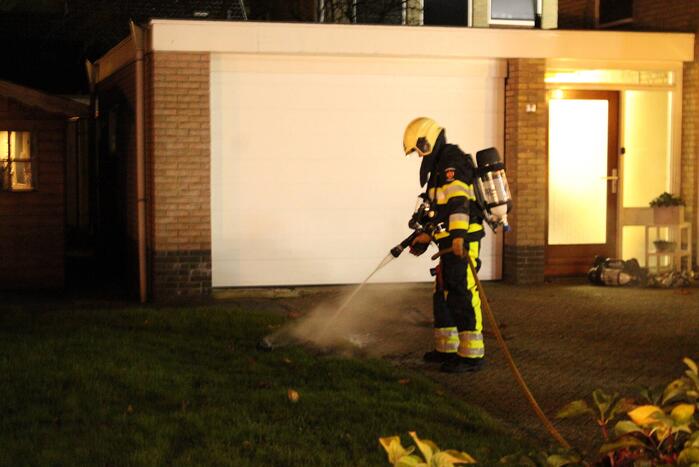 Brandweer blust brand in schoorsteen van woning