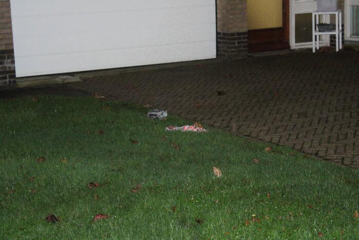 Brandweer blust brand in schoorsteen van woning