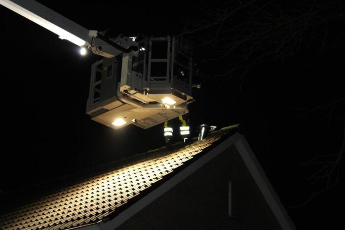 Brandweer blust brand in schoorsteen van woning