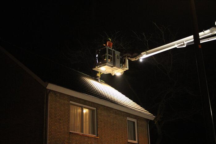 Brandweer blust brand in schoorsteen van woning
