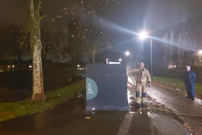 Brand blust brand in afvalcontainer