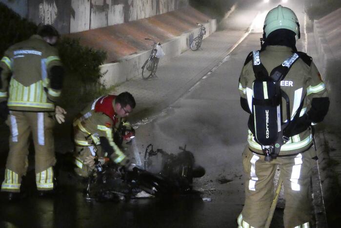 Bromfiets verwoest door brand