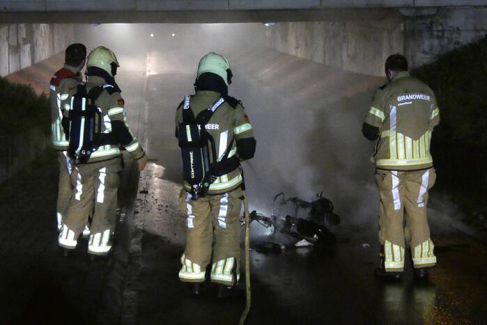 Bromfiets verwoest door brand