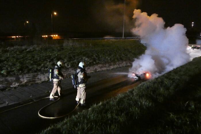 Bromfiets verwoest door brand