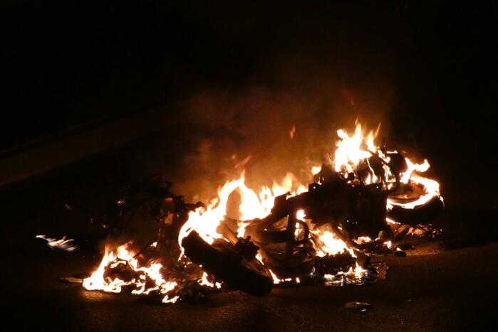 Bromfiets verwoest door brand