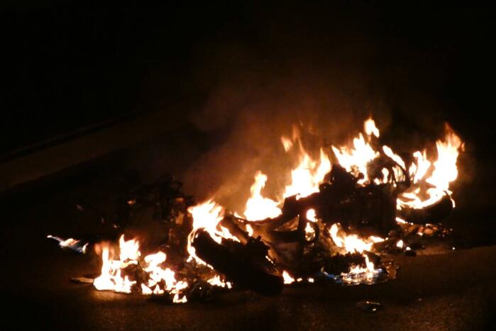 Bromfiets verwoest door brand