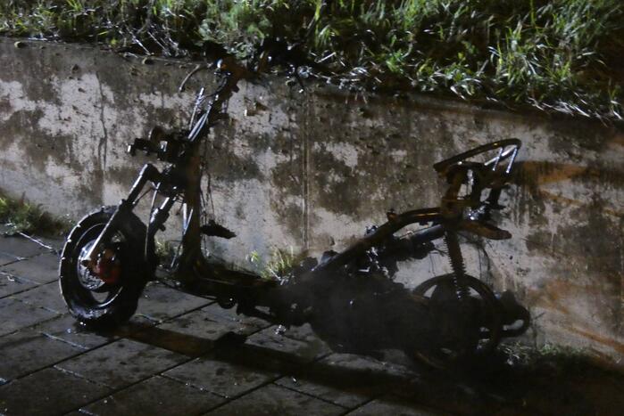 Bromfiets verwoest door brand