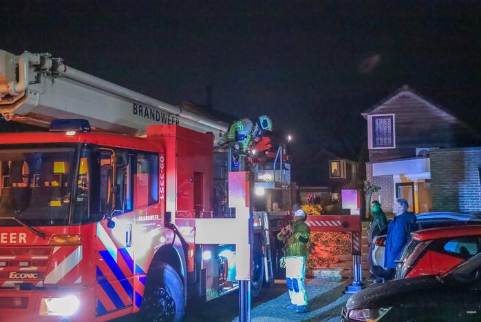 Brandweer blust schoorsteenbrand