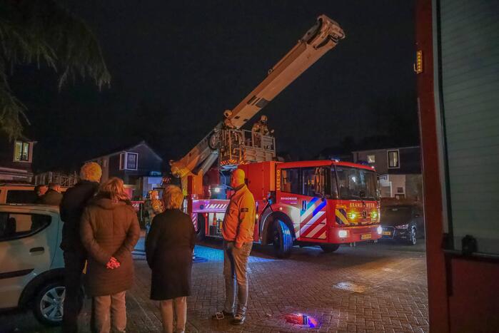 Brandweer blust schoorsteenbrand