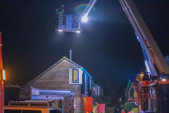 Brandweer blust schoorsteenbrand