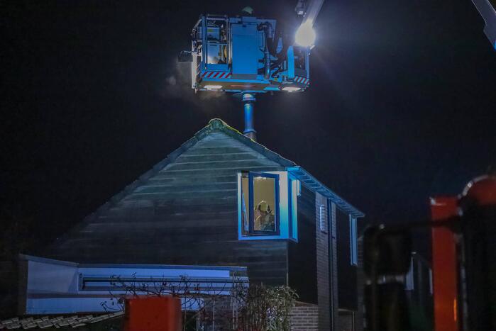 Brandweer blust schoorsteenbrand