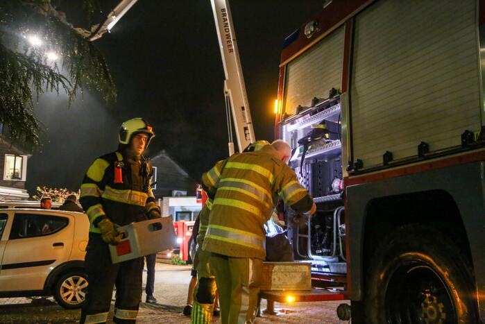 Brandweer blust schoorsteenbrand