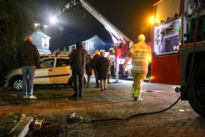 Brandweer blust schoorsteenbrand