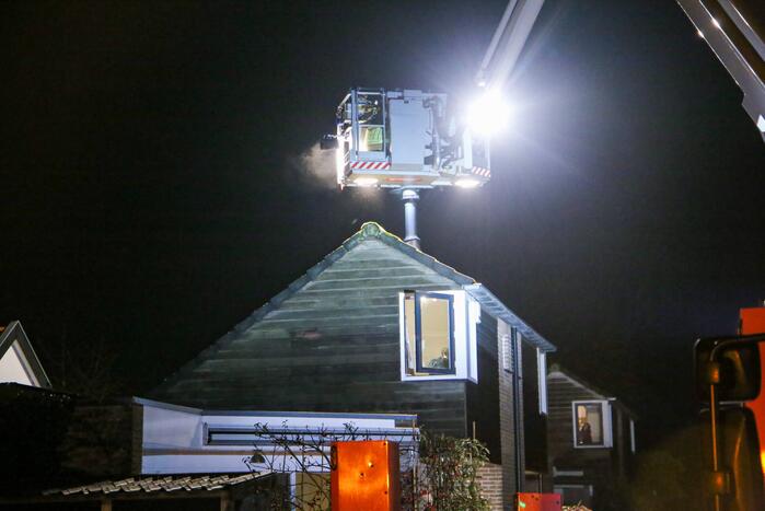 Brandweer blust schoorsteenbrand