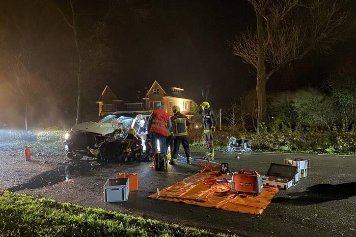 Auto knalt met hoge snelheid tegen meerdere bomen