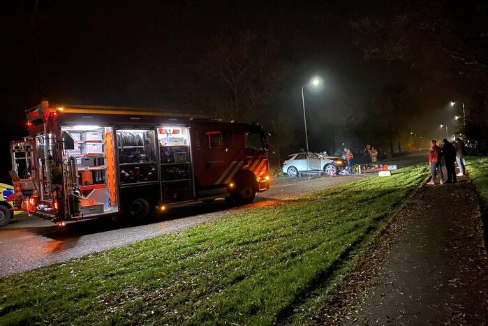 Auto knalt met hoge snelheid tegen meerdere bomen