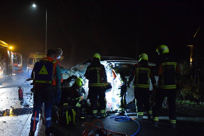 Auto knalt met hoge snelheid tegen meerdere bomen