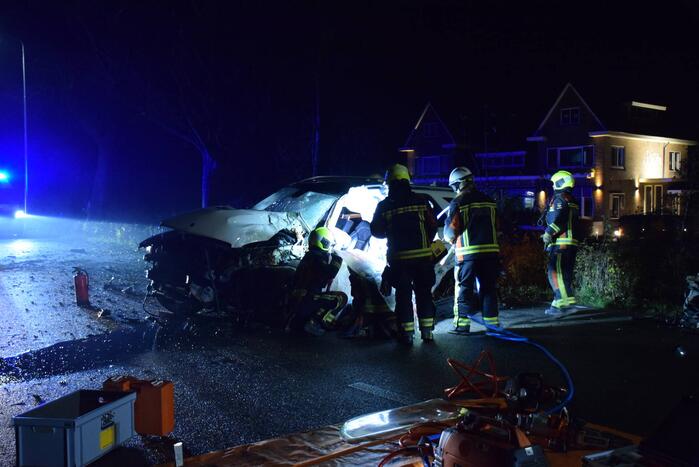 Auto knalt met hoge snelheid tegen meerdere bomen