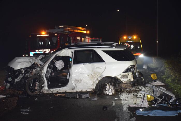 Auto knalt met hoge snelheid tegen meerdere bomen