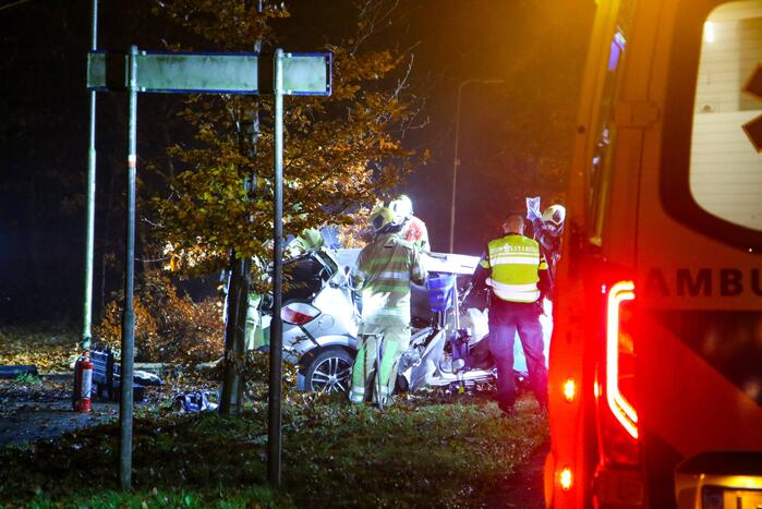 Automobilist zwaargewond bij aanrijding