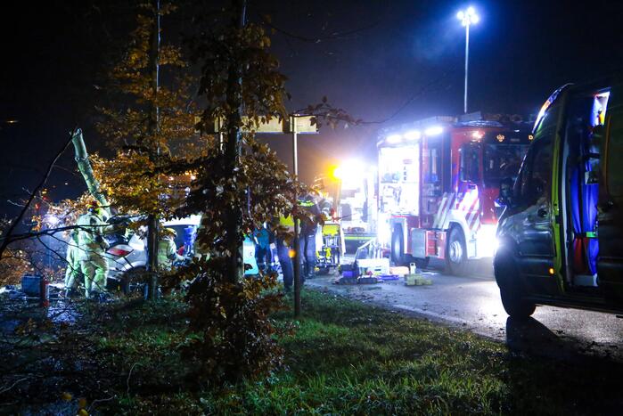 Automobilist zwaargewond bij aanrijding