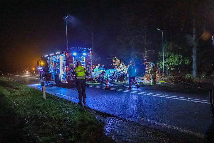 Automobilist zwaargewond bij aanrijding