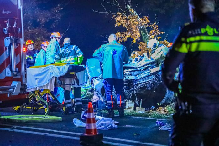 Automobilist zwaargewond bij aanrijding