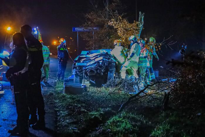 Automobilist zwaargewond bij aanrijding