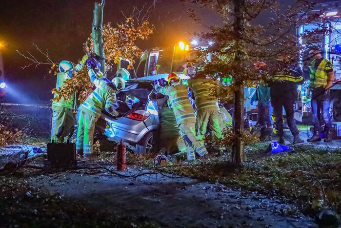 Automobilist zwaargewond bij aanrijding