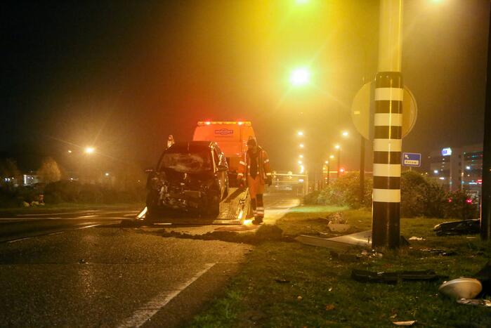 Twee gewonden nadat auto tegen stoplicht belandt