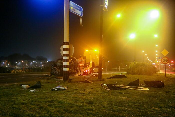 Twee gewonden nadat auto tegen stoplicht belandt