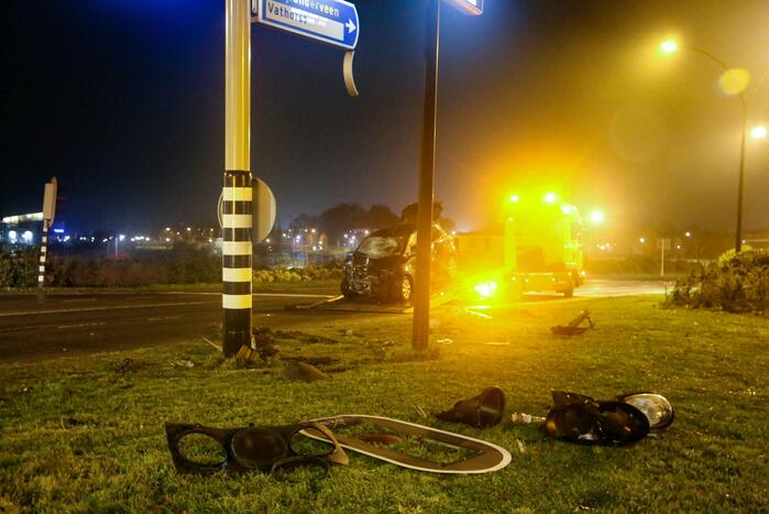 Twee gewonden nadat auto tegen stoplicht belandt