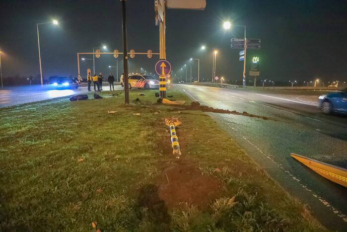 Twee gewonden nadat auto tegen stoplicht belandt